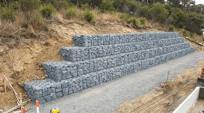Pembangunan Dinding Gabion dengan Konfigurasi Berundak untuk Pengendalian Erosi Lereng dan Penahan Lereng